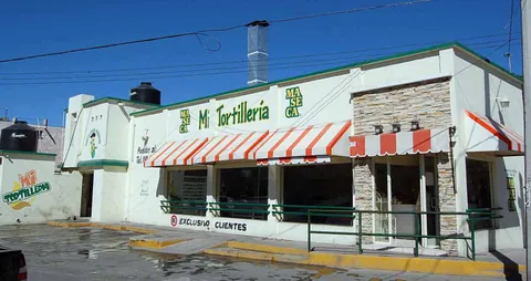 Fachada de la tortillería, con el letrero Mi Tortillería