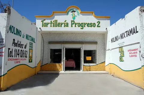 Fachada con los letreros Tortillería Progreso 2 y Molino