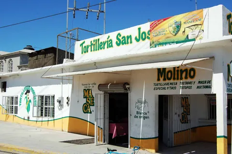 Fachada con el letrero Tortillería San José y su molino