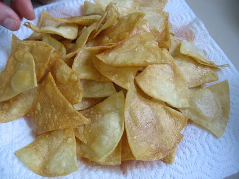 Totopos de maíz recién fritos